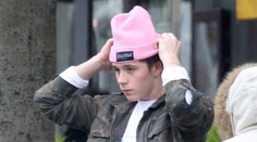 Ružová je len pre baby. Syn slávnych rodičov si to ale nemyslí