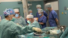 FOTO: Úspech košických lekárov. Malému dievčatku vrátili sluch, zaviedli mu revolučný sluchový prístroj