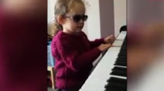 Rozkošné video: Slepé dievčatko hrá na klavíri ako malá pani