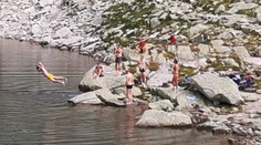 Kúpali sa v plese, ako keby to bol bazén. Šéf národného parku si nedával servítku pred ústa