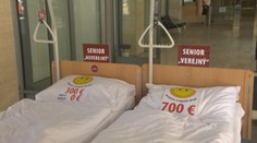 Pred ministerstvo doniesli dve postele. Štát podľa nich nemá rovnaký meter