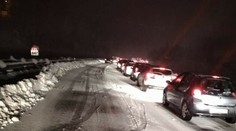 Kalamita vo Francúzsku: Na zasneženej diaľnici uviazli stovky áut