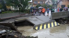 Mimoriadna situácia na Kysuciach. Veľká voda v Lieskovci po búrke strhla most