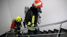 Požiar bytu v Liptovskom Mikuláši si vyžiadal ľudský život. Jedno z troch detí sa nadýchalo splodín