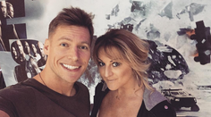 Manželka známeho speváka ukázala tehotenské bruško v bikinách