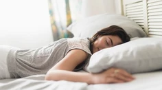 Horúčavy nedajú telu oddýchnuť ani v noci. Odborníci varujú pred chybou, ktorú robia mnohí ľudia