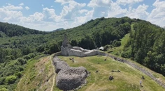 Pod páliacim slnkom budú hľadať poklady. Na Pustom hrade sa už pracuje, onedlho sa pridajú študenti archeológie