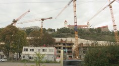 Parlament zostal s poškodenou fasádou v čase, keď pod hradom stavajú luxusnú štvrť