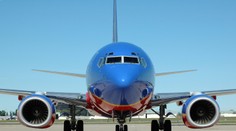 Policajná akcia na palube lietadla: Z kokpitu vyviedli opitého pilota len pár minút pred štartom