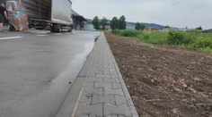 Miestni sa tomu len smejú. Na východe vybudovali chodník, ledva sa naň vojde jeden človek