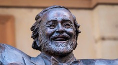 Talianske mesto nahnevalo vdovu po Pavarottim. Okolo sochy legendárneho speváka postavilo klzisko