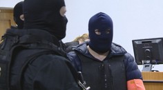 Obvinený z vraždy Kuciaka na súde pre daňové podvody: Priviezli ho v putách a s kuklou na hlave
