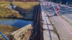 Z mosta v Lučenci odpadlo zábradlie s rímsou. V meste zasadal krízový štáb