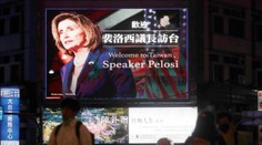 Pelosiová pricestovala na Taiwan. Tí, ktorí sa hrajú s ohňom, pri ňom zahynú, odkazuje Čína USA