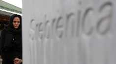 Angelina Jolie v Srebrenici: Rozplakala sa pri hroboch znásilnených žien