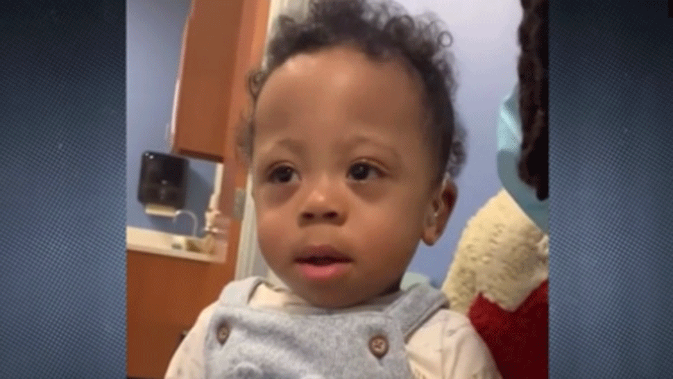 Nepočujúci chlapček prvýkrát začul svoju mamu. Jeho reakcia vás dostane