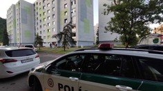 Polícia vyšetruje nález dvoch tiel v byte v Snine ako vraždu. Susedia tvrdia, že to boli slušní ľudia