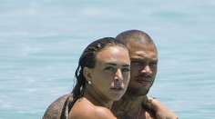 Najsexy bývalý kriminálnik vie, čo robí. Bohatej dedičke už svieti na ruke zásnubný prsteň