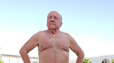 Felix Slováček sa pochlapil. V 75 rokoch pózuje v slipových plavkách