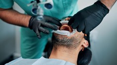 Nikam nepôjdete, ja to dokončím, povedal zubár a zatlačil pacienta do kresla. Teraz spoznal trest za násilné ošetrenie