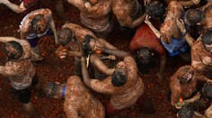 Paradajkové šialenstvo. Do bitky sa zapojilo 22-tisíc ľudí, vysypali pred nich 120 ton „munície“