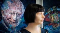 Umelkyňa bez pulzu, no s dokonalým štetcom. Humanoidná robotka predstavila svoj portrét Karola III.