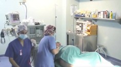 Nemocnica zverejnila zábery z pôrodu dvojičiek. Ich matka má 64 rokov