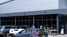 Auto tam odstavíte už iba za poplatok. Populárny reťazec zaviedol „parkovanie po práci“