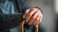 V byte dostala závrat a spadla. Osamelo žijúcej Handlovčanke možno zachránil život malý prístroj