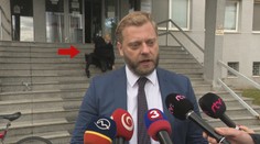 Mikrofón v ruke, vtipkovanie aj úsmevné trapasy. Takto to vyzerá, keď sa politici odviažu