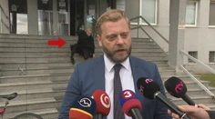Mikrofón v ruke, vtipkovanie aj úsmevné trapasy. Takto to vyzerá, keď sa politici odviažu