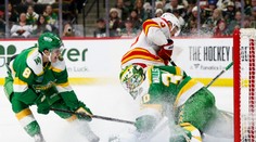 VIDEO: Calgary sa naďalej trápi. Brankár Wild neinkasoval, švédsky útočník bodoval v jubilejnom zápase
