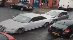 Vyzeralo to ako obyčajná zrážka. Pozorne sledujte, koľko ľudí ušlo z jedného auta