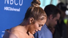 Najkrajšie šaty, aké kedy mala. J.Lo ukázala viac, ako chcela