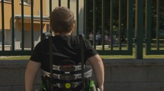 Šesťročného chlapca odmietli prijať do školy, lebo je na vozíku. Matka nevylučuje súd
