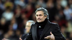 Mourinho si posedí cez víkend medzi divákmi. Dostal trest