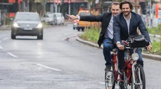 Napriek dažďu prišli ministri na vládu na bicykloch i kolobežke