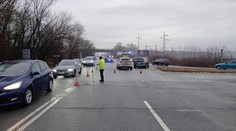 Nehoda na východe Slovenska. Pri zrážke troch áut sa zranila jedna žena