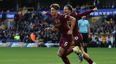 Premier League so staronovým lídrom. City však ratovalo tri body v hodine dvanástej