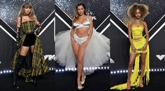 Móda z udeľovania MTV VMAs: Speváčka prekvapila v šatách a lá Britney Spears