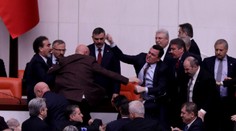 VIDEO: Masívna bitka v parlamente. Poslanci sa do seba pustili po nominácii ministra