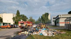 V aute začal horieť odpad, všetko museli vysypať na ulicu. Smetiari majú pre ľudí vážny odkaz