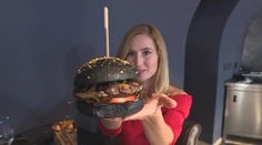 Čierny hamburger zdobený zlatom. Veľkým hitom reštaurácií sú nevšedné farby jedál