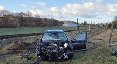 Zrážka na železničnom priecestí. Osobné auto vošlo do cesty vlaku