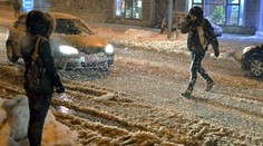 Slovensko má za sebou noc plnú výstrah. Potrápil nás sneh, záveje, poľadovica aj vietor