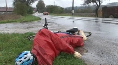 Čo myslíte, koľko áut zastavilo pri zranenom cyklistovi na ceste? Zisťovala polícia