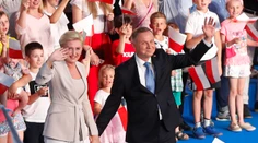 Prezidentské voľby v Poľsku: Po prvom kole vedie Duda, jeho súperom je Trzaskowský
