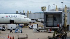 Bosý výtržník ohrozoval pilota v kokpite. Lietadlo museli odkloniť