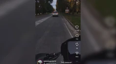 Chodcov na priechode označuje za „ľudské kuželky“ a za volantom sedí bez vodičáku. Videá poburujú verejnosť