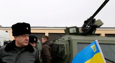 Povstalci stiahli z frontu podstatnú časť zbraní, tvrdí Porošenko